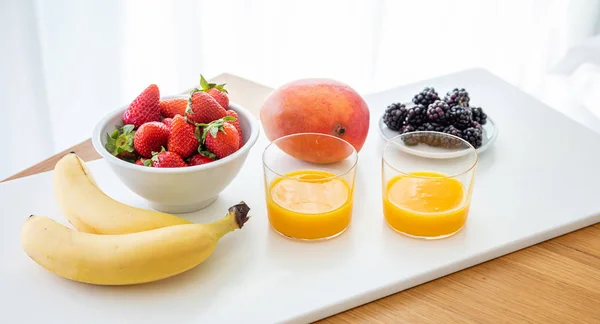 Frutta fresca e succo d'arancia isolato su bianco. Colazione sana per due . — Foto Stock