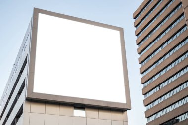 Bir bina cephesinde reklam için boş billboard mockup