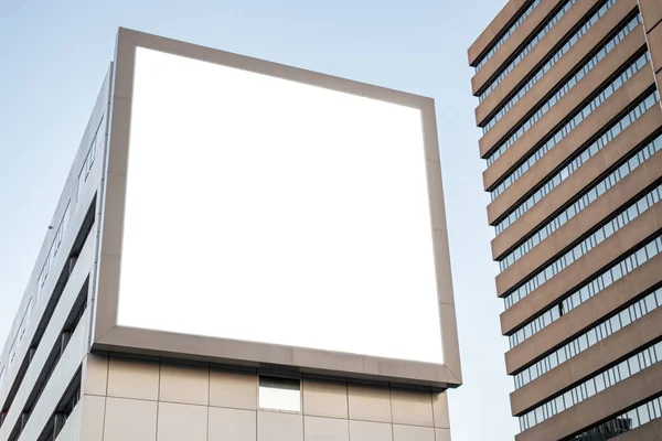 Простой макет рекламного щита для рекламы на фасаде здания — стоковое фото
