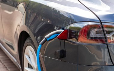 Bir şarj istasyonunda şarj elektrikli araba aküsü, closeup görünümü