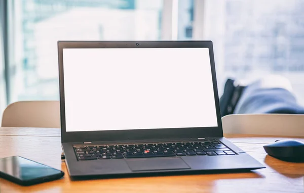 Tom skärm laptop på en trä skrivbord, Blur winddow bakgrund — Stockfoto