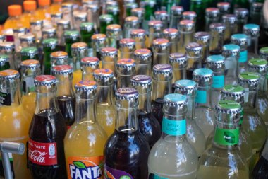 Rotterdam marktha bir mağazada içecekler , Hollanda