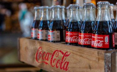 Rotterdam marktha bir mağazada Cokes , Hollanda