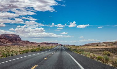 Amerikan çölünde uzun karayolu, mavi bulutlu gökyüzü arka plan
