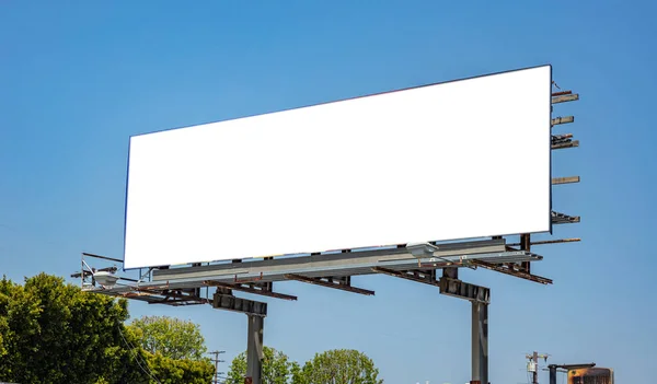 Billboard blank na autostradzie do ogłoszenia, wiosenny słoneczny dzień — Zdjęcie stockowe