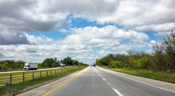 Larga carretera en el campo americano, fondo azul cielo nublado —  Fotos de Stock