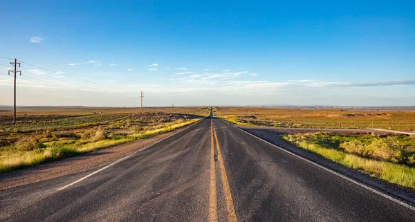 미국 사막의 긴 고속도로, 푸른 하늘 — 스톡 사진