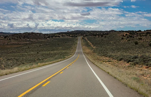 Longue autoroute dans la campagne américaine, ciel bleu nuageux — Photo