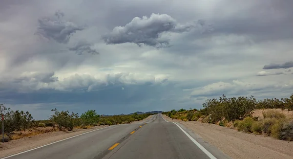 Longue autoroute descendant, ciel bleu nuageux. États-Unis — Photo