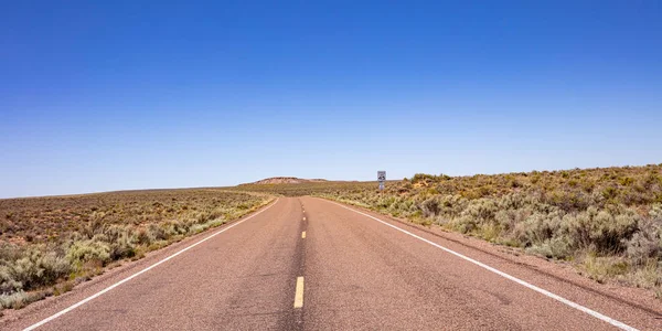 Amerikan kırsalında uzun otoban, berrak mavi gökyüzü