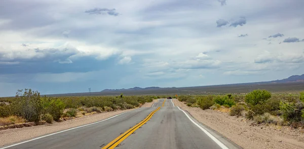 Longue autoroute avec hauts et bas, ciel bleu nuageux. États-Unis — Photo