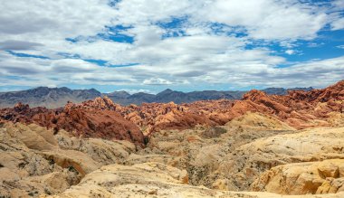 Yangın Devlet Parkı Vadisi, Nevada USA. Kırmızı kum taşı oluşumları, bulutlar ile mavi gökyüzü