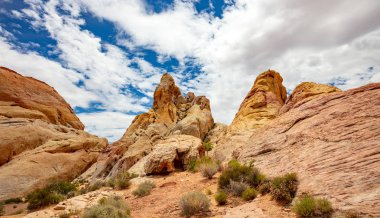 Yangın Devlet Parkı Vadisi, Nevada USA. Kırmızı kum taşı oluşumları, bulutlar ile mavi gökyüzü