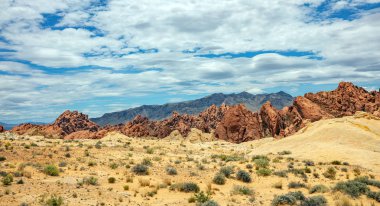 Yangın Devlet Parkı Vadisi, Nevada USA. Kırmızı kum taşı oluşumları, bulutlar ile mavi gökyüzü