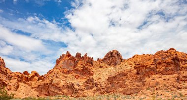 Yangın Devlet Parkı Vadisi, Nevada USA. Kırmızı kum taşı oluşumları, bulutlar ile mavi gökyüzü