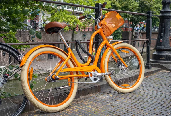 Желтый цвет велосипеда заблокирован на рельсах речного канала в голландском городе Утрехт — стоковое фото