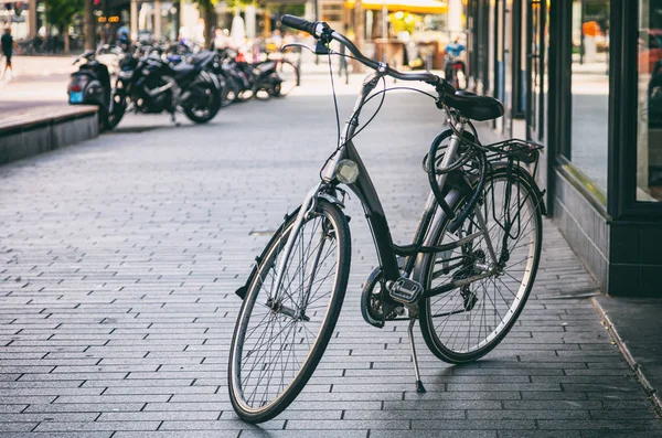 Μαύρο χρώμα ποδηλάτου σταθμευμένο σε πεζοδρόμιο στην πόλη του Ρότερνταμ, Ολλανδία — Φωτογραφία Αρχείου