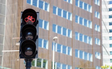 Bisiklet cephe arka plan bina kırmızı trafik ışığı