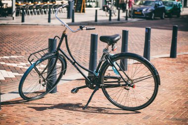Rotterdam City, Hollanda 'da bir kaldırım üzerinde park edilen bisiklet siyah renk