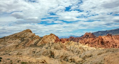 Yangın Devlet Parkı Vadisi, Nevada USA. Kırmızı kum taşı oluşumları, bulutlar ile mavi gökyüzü