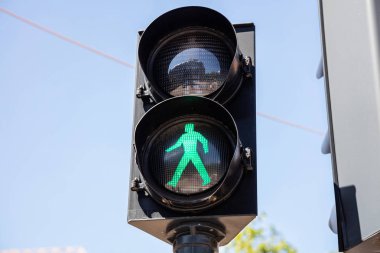 Mavi gökyüzü arka planda yaya yeşil trafik ışığı