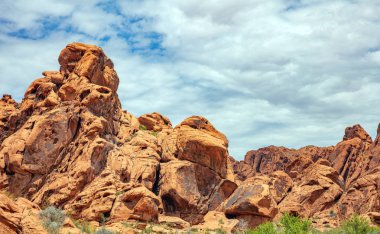 Yangın Devlet Parkı Vadisi, Nevada USA. Kırmızı kum taşı oluşumları, bulutlar ile mavi gökyüzü