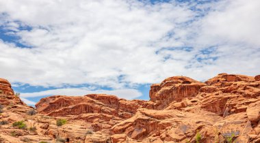 Yangın Devlet Parkı Vadisi, Nevada USA. Kırmızı kum taşı oluşumları, bulutlar ile mavi gökyüzü