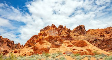 Yangın Devlet Parkı Vadisi, Nevada USA. Kırmızı kum taşı oluşumları, bulutlar ile mavi gökyüzü