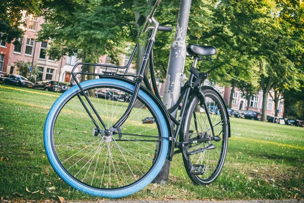 Rower pochylił się na metalowym słupie w Rotterdamie, Holandia — Zdjęcie stockowe