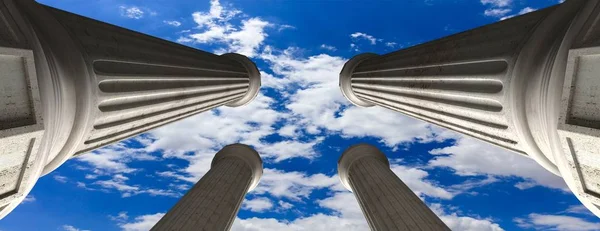 Klassieke stenen marmer kolommen, blauwe hemel achtergrond. Lage hoek weergave. 3D-illustratie — Stockfoto
