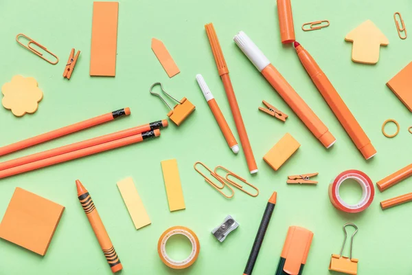 Düz ofis, yeşil arka planda okul kırtasiye yatıyordu