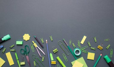 Ofis düz yatıyordu, gri arka planda okul kırtasiye