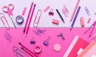 Düz ofis, pembe arka planda okul kırtasiye yatıyordu