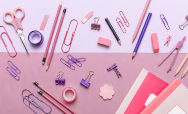 Düz ofis, pembe arka planda okul kırtasiye yatıyordu
