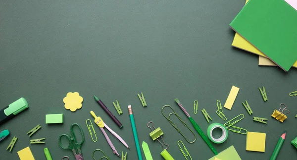 Piso de oficina, papelería escolar sobre fondo gris — Foto de Stock