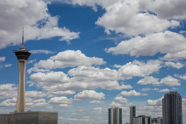 Las Vegas skyscrappers tegen Blue Sky met wolken achtergrond, Nevada USA — Stockfoto