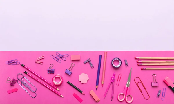 Piso de oficina, papelería escolar sobre fondo rosa — Foto de Stock