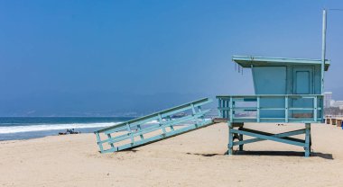 Santa Monica plajında cankurtaran kulübesi. Pasifik Okyanusu kıyı şeridi Los Angeles ABD.