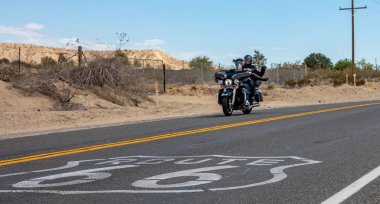 Bisikletciler Riding bir Moto içinde Historic Route 66, USA. 