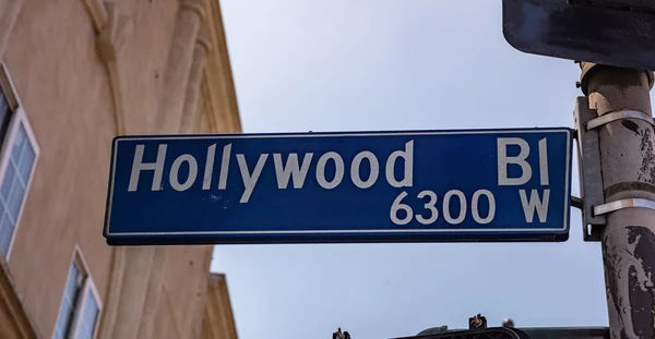 Hollywood Bl. La, Kaliforniya, ABD. Mavi yol sig, mavi gökyüzü arka plan — Stok fotoğraf