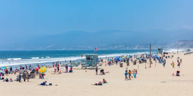 Santa Monica Plajı, insanlar rahatlatıcı. Pasifik Okyanusu kıyı şeridi Los Angeles ABD.