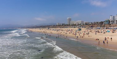 Santa Monica Plajı, insanlar rahatlatıcı. Pasifik Okyanusu kıyı şeridi Los Angeles ABD.
