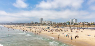 Santa Monica Plajı, insanlar rahatlatıcı. Pasifik Okyanusu kıyı şeridi Los Angeles ABD.