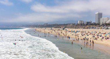 Santa Monica Plajı, insanlar rahatlatıcı. Pasifik Okyanusu kıyı şeridi Los Angeles ABD.
