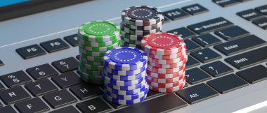 Casino poker fişleri bir dizüstü bilgisayar klavyesi üzerinde yığınları. 3d illüstrasyon