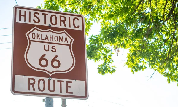 Señal de ruta 66 en Tulsa Oklahoma USA. Soleado día de primavera —  Fotos de Stock