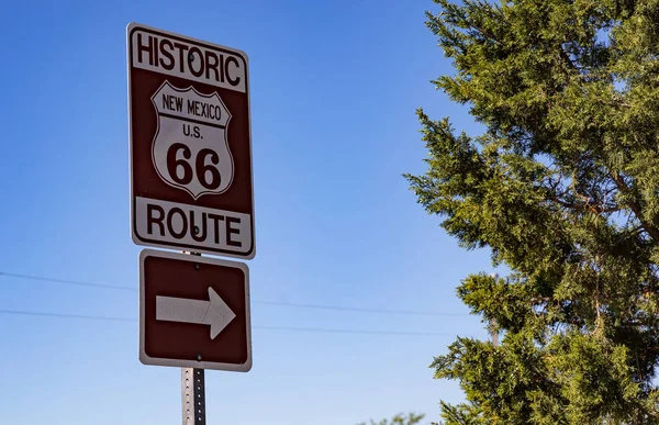 Panneau de la Route 66 au Nouveau Mexique, États-Unis. Jour de printemps ensoleillé — Photo