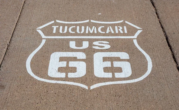 Route 66, Tucumcari uns, New Mexico. Schild auf der Straße, sonniger Tag. — Stockfoto