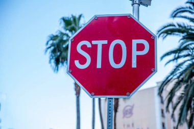 Mavi gökyüzü arka planına karşı işareti durdurun. Güneşli bahar günü