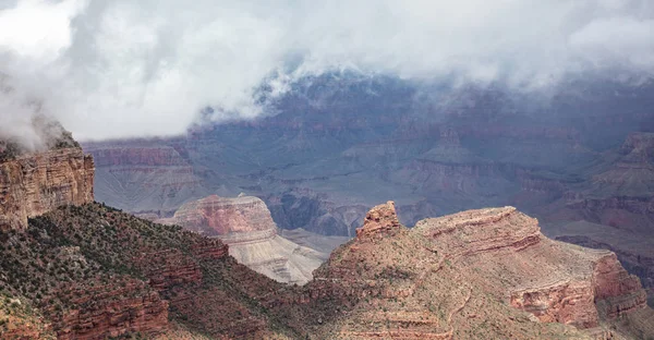 Grand Canyon, Arizona, USA. Vista sulle rocce rosse, sfondo cielo nuvoloso — Foto Stock